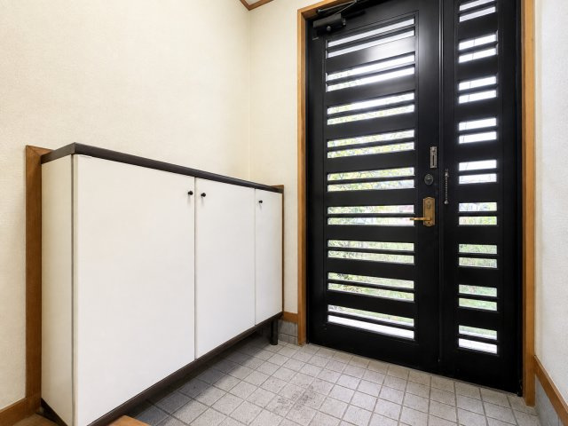 ◆光の渦が溢れた明るい玄関ホール。「おかえり」と「ただいま」が交差するお家の顔とも言える場所は爽やかで心地良い空間となっています。すっきり片付いた玄関で来客時にも自信が持てそう。