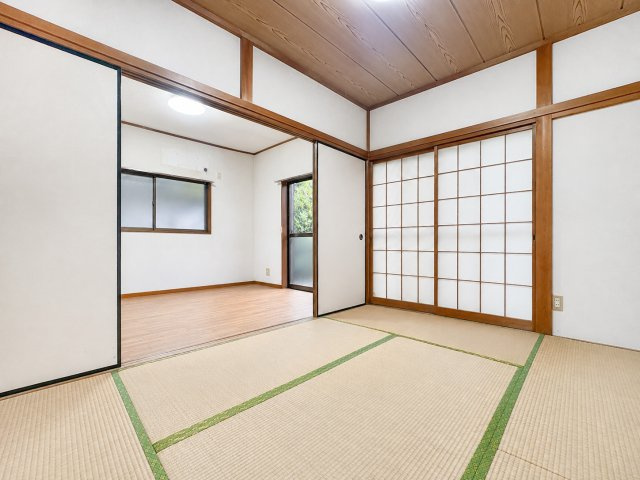 ◆二面採光で、陽差しを長時間受ける事が出来る暖かい室内です。もちろんペアガラスなので、遮音性にも優れ、結露も発錆しにくい構造。サッシ周りのカビが発生しにくくなります。