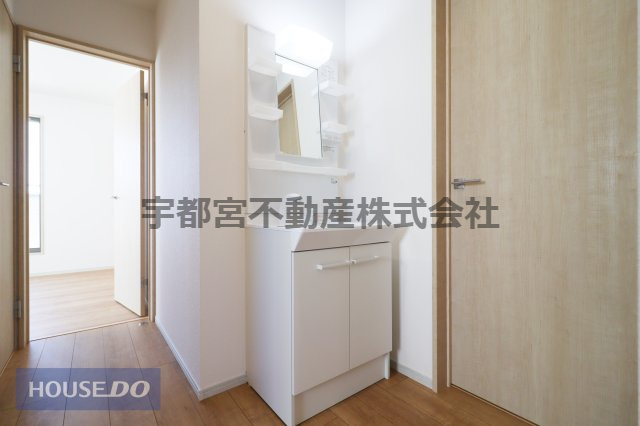 【洗髪洗面化粧台】現地完成写真。ご家族分もたっぷり収納できます！