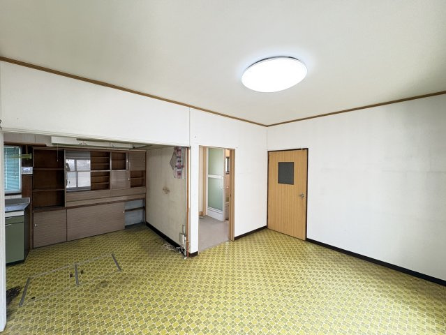ご家族が自然と集まる住まいの中心となる空間です。大きな開口部から光が差し込み、明るく開放的な雰囲気を演出。家具の配置もしやすい広さがあり、ダイニングとリビングを無理なくレイアウトできます。