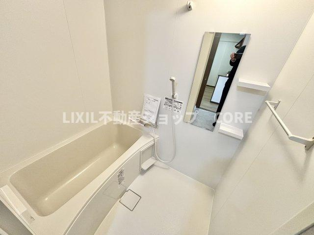 ご家族との憩いの場として、一日の疲れを癒す場として、ゆったりと足を伸ばしてくつろげる浴室。