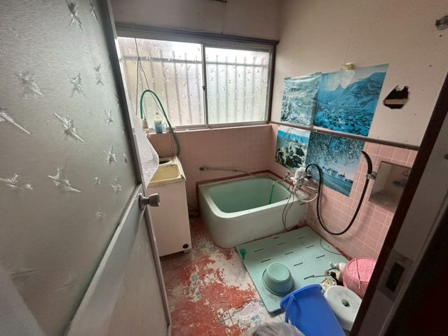 窓から陽が差し込む、懐かしいタイルのお風呂。