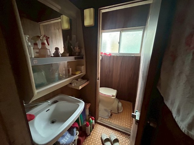 木目調壁のトイレ。窓あり