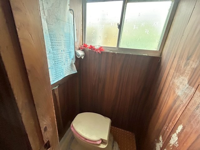 木の温かみを感じる、窓付きのトイレ