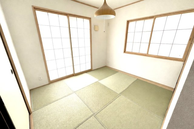 来客用や家族のくつろぎスペースとしても活躍する和室5.7帖です。畳のやわらかな質感が心地よく障子窓からやわらかな光が差し込みます。押入付きで収納力もあり布団や季節用品をすっきり片付けられます。