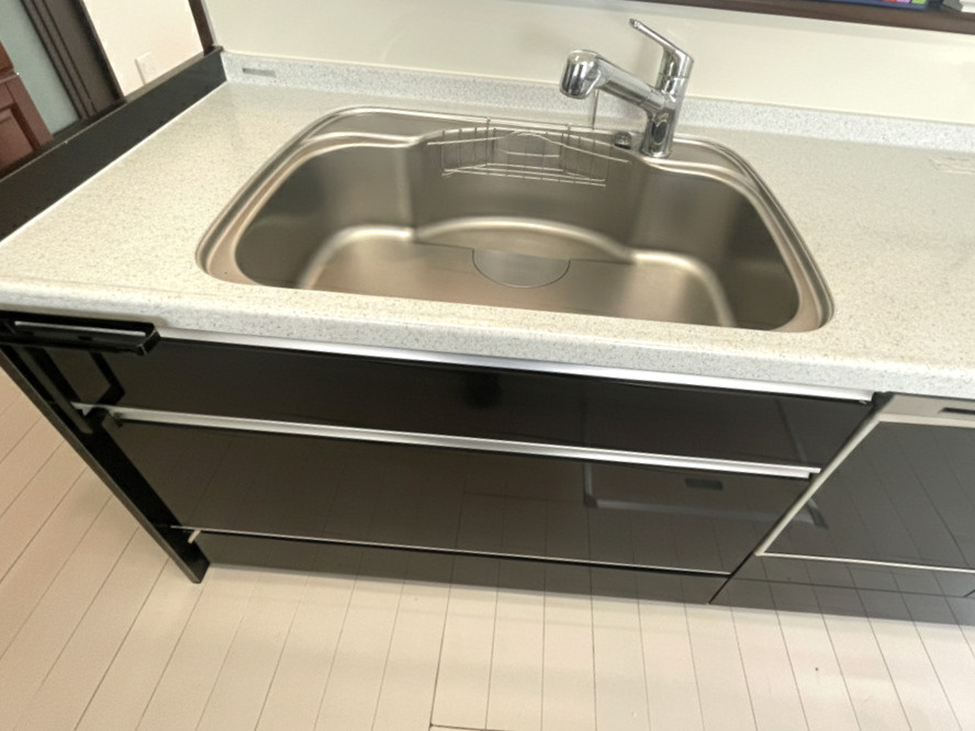 ゆとりあるワイドシンクを採用し、大きなお鍋やフライパンも洗いやすい設計。使い勝手の良いシングルレバー水栓で操作もスムーズです。カウンターは清掃しやすい素材を使用しており、お手入れも簡単。