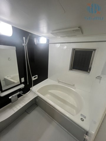 【浴室】　広々とした浴室を採用し、ゆとりあるバスタイムをお楽しみいただけます。