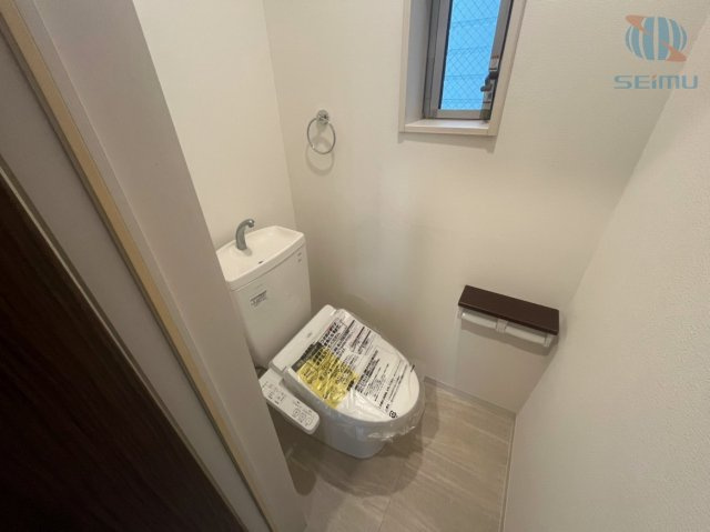 【トイレ】　温水洗浄機能などを備えた多機能トイレで、快適な使用感が魅力です。