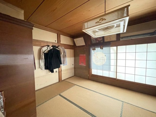 押入収納が備えられた和室で、布団や季節物の収納にも便利な造りです。障子窓からやわらかな光が入り、落ち着いた和の空間を演出しています。和室ならではのくつろぎを感じながら、寝室や客間など多用途に利用可能。