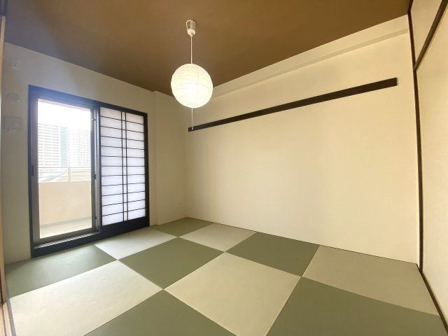 和室6帖　間取り図左下の部屋　心和む和室空間。畳の香りとぬくもりに包まれてホッとリラックスできます。客間としてはもちろん、小さなお子様の遊び場や家事スペース、ごろ寝スペースとしても大変重宝する一室です