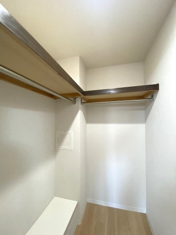 収納　居住空間をすっきり保てる便利な収納スペース。かさばるお掃除グッズや日用品のストックなどもまとめて収納でき、必要な時にすぐ取り出せる利便性の高さを備えています。