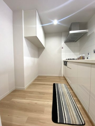 キッチン幅　横幅にゆとりを持たせた、使い勝手抜群のキッチン空間。作業スペースが広く確保されているため、家族と一緒に料理を楽しんだり、毎日の家事を効率良く進めたりすることができます。