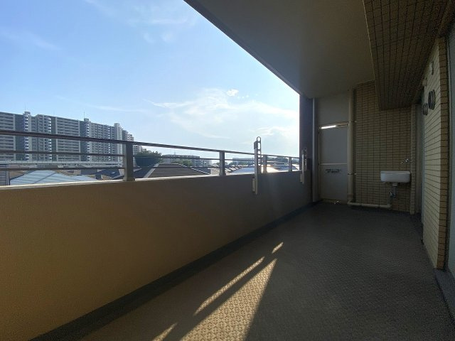 バルコニー　陽当たり・通風ともに優れ、お洗濯物や布団もたっぷり干せる広々としたバルコニーです。爽やかな風を感じながらリフレッシュできる、気持ちの良い屋外プライベート空間。