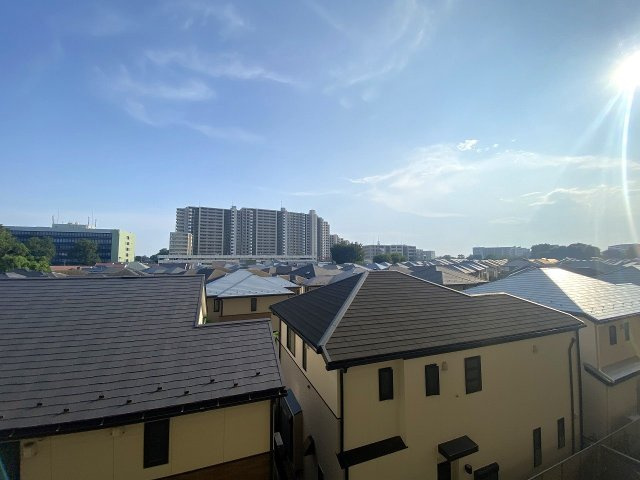 眺望　バルコニーからの開放的な眺望。目の前を遮るものがなく、青空が広がる気持ちの良いロケーションです。心地よい風が通り抜け、四季折々の景色を楽しみながらリラックスできます。