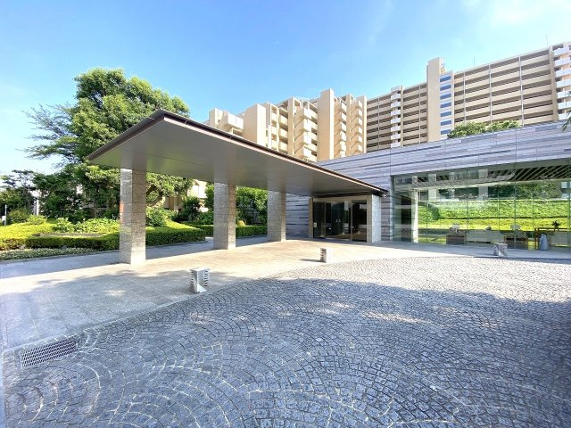 エントランス外　清潔かつ綺麗に維持・管理されたマンションのアプローチ部分。洗練されたデザインが住まう人や訪れる人を優しく迎えます。防犯面にも配慮された安心の共用アプローチです。