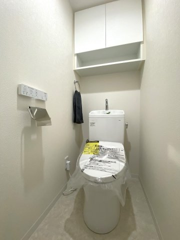 トイレ新規交換　新規交換済みの清潔感あふれる快適なトイレ空間です。温水洗浄便座などの便利な機能を備えており、日常のお手入れもラクラク。プライベートな時間を快適に過ごせる空間です。