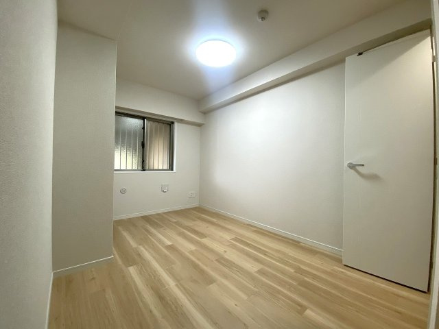 洋室6帖　間取り図右上の部屋　ゆとりある洋室です。クローゼット完備でお部屋を広々と使えるため、お子様のお部屋や趣味の部屋、在宅ワーク用の書斎など、ライフスタイルに合わせて多目的にご活用いただけます。