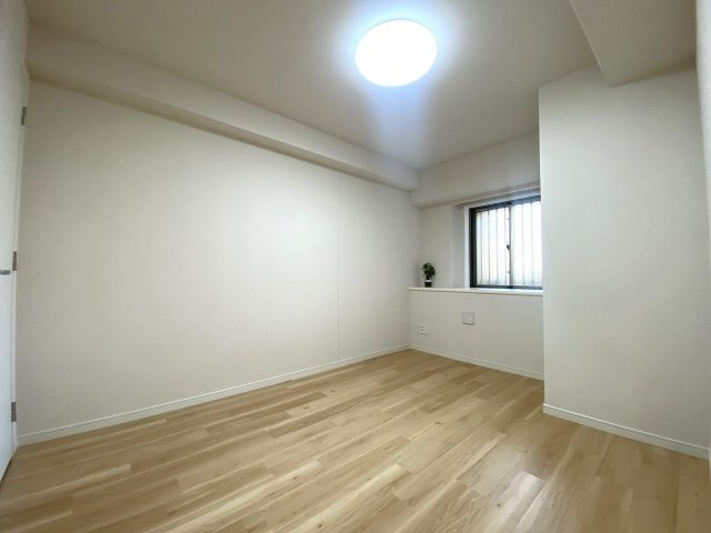 洋室6.1帖　間取り図左上の部屋　主寝室に最適な洋室です。大型ベッドを置いても圧迫感がなく、落ち着いたインテリアが馴染む空間。静かで快適な住環境が整っており、日々の疲れをリセットしてゆったり休めます。
