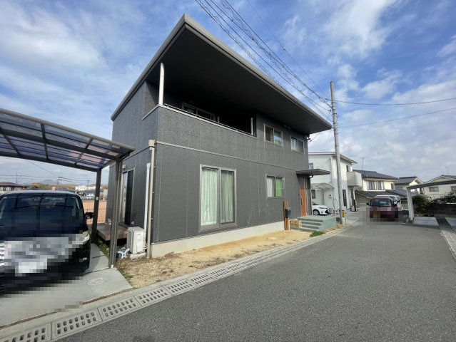 前面道路は幅員約4.5mとゆとりがあり、車の出し入れがスムーズで運転が苦手な方でも安心です。周辺は交通量も比較的落ち着いており、静かな住環境を保ちながら、安全に暮らせる魅力的な立地です。