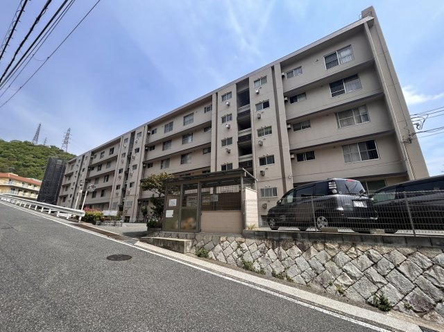 価格：590万円　ハイツ一王山A棟5階部分！　阪急電鉄神戸線「六甲」駅までバス乗車約10分！