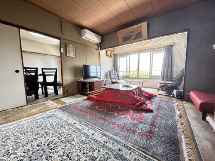 和室約8帖。和室約6帖のお部屋と襖で仕切られているので、襖を外して14帖の一つのお部屋としてお使いいただくことも可能です！　