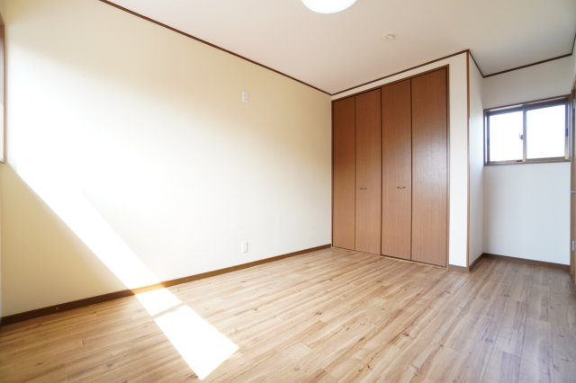 2階6.5帖洋室。クロス・床の張替を行いました！アクセントクロスでお部屋の雰囲気を変えています♪