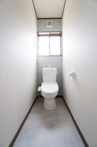 トイレも新品に交換！クロス・床の張替えも行い、清潔感のあるスッキリとした空間に♪