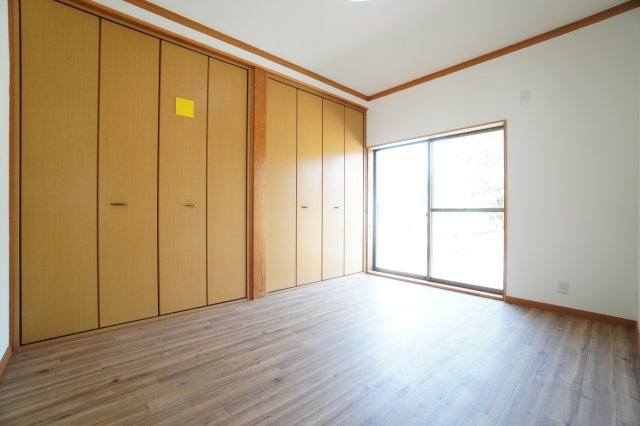 1階6帖洋室。畳を剥がして床を貼り替え、洋室に変更しました♪壁一面に収納スペースあります☆