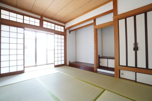 1階6帖和室。畳の表替え、襖の張替を行いました♪