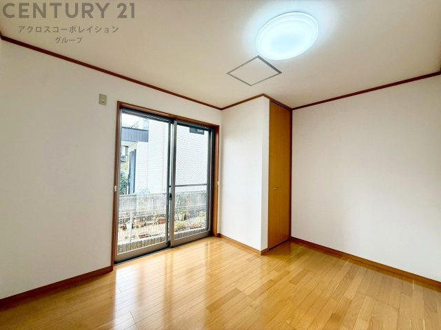 寝室…リラックスできるプライベート空間で、快適な睡眠をサポート。個人の好みに合わせたインテリアや寝具で心地良さを追求。プライベートな時間を過ごし、リフレッシュする場所におすすめです。