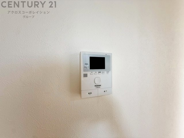 訪問者が来たときにテレビ画面で確認できるため、安心してドアを開けられます。録画機能があるものもあり、留守中に来訪者を記録しておくことができます。利便性が高く、セキュリティ面でも安心です。