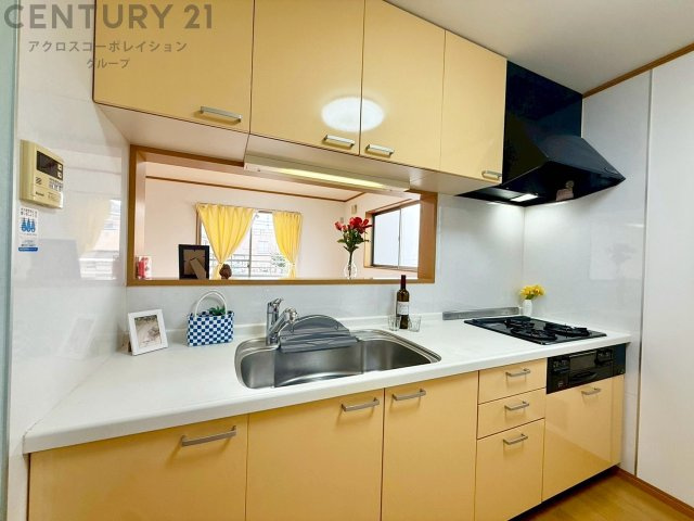 シンプルなデザインと使いやすさを兼ね備えた対面式システムキッチンは、効率的な作業スペースを提供し、家族やゲストとのコミュニケーションを促進します。