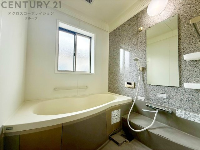 気密性と断熱性に優れ、外気の影響を受けにくく、浴室内の温度を一定に保ちやすいです。特に冬場は、暖房効率が高まり、快適なバスタイムを過ごせます。