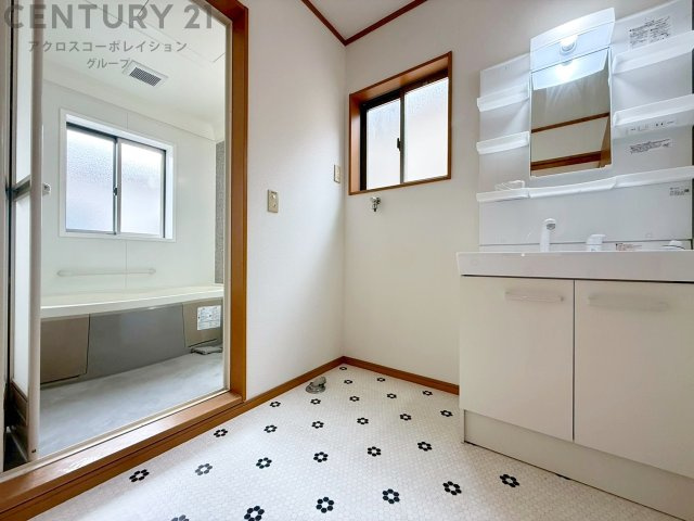 衣服の収納や脱ぎ着や整理整頓がしやすく、湿った衣類を乾燥させるスペースがありカビや臭いの発生を防ぎます。床の汚れを他の部屋に持ち込まず清潔を保つことができます。また快適な入浴環境の整備にも役立ちます。