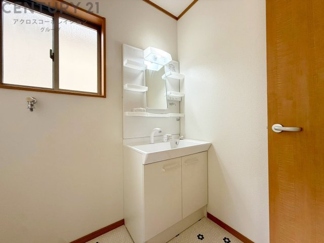 化粧品や洗顔料、歯ブラシなどの必需品をまとめて置ける収納スペースがあり、使用するたびに取り出す手間が省けます。また、水回りのため、濡れても大丈夫な素材が使用されており、お手入れが簡単です。