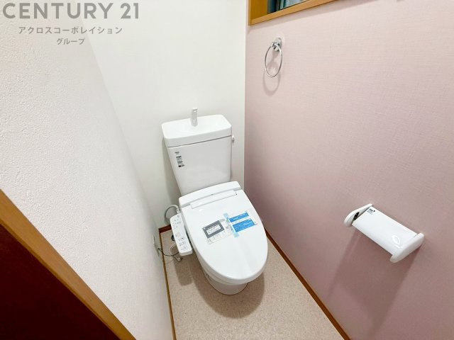 温水洗浄便座付トイレは温水洗浄機能により、暖かい水でおしりを洗浄することができ、冷たい水を使う従来の便座に比べ、温水洗浄機能で暖かいトイレを提供し、快適な使用を可能にします。
