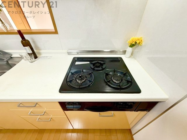 多数の調理器具を同時に使用でき、料理の効率化が可能。省エネで節約になり、様々な料理スタイルに適応できます。また、火力調整が独立しており、手入れや掃除もしやすく、今よりもっとお料理が楽しくなるかも。