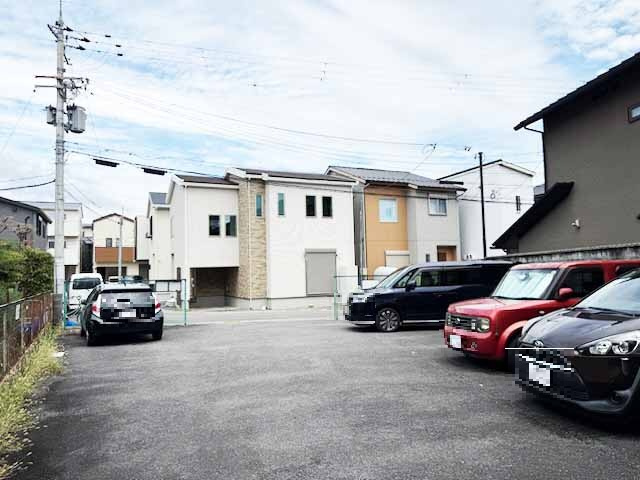 敷地内から前面道路へ向いて撮影