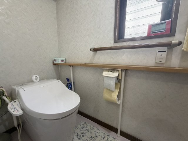 【タンクレストイレを採用】　機能性と美しさの両方を併せ持つ、タンクレストイレを採用しております。お手洗い場も広々しております。大変綺麗にご利用になられております。