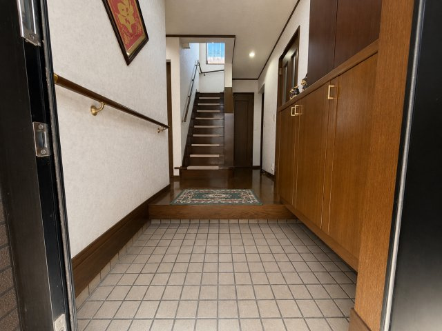 【玄関】　人を迎え入れる最初の場所だからこそ、清潔感があり纏まった空間にして頂ける様にゆとりあるシューズボックスを設置しました。おでかけの時も帰った時も、「我が家」を最初に感じでもらえる素敵な空間に。