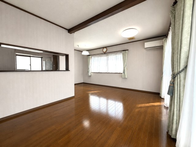 【家族団らん】　朝は爽やかな日差しを浴びながら、家族みんなでおいしい朝食。昼下がりには読書やお昼寝でもしながらのんびりと過ごすひと時…。