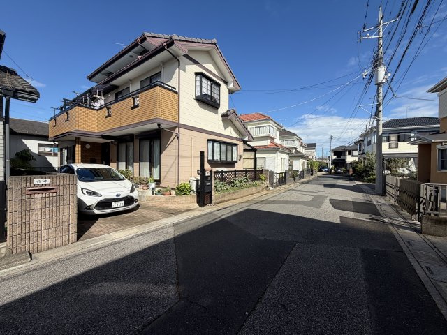 【閑静な住宅街の中に】　忙しく過ぎゆく日常を置き去るほど、ゆったりした時間が流れる住環境。　『快適』は「家」と「街」と「環境」が調和した時に訪れるだと改めて感じさせてくれます。
