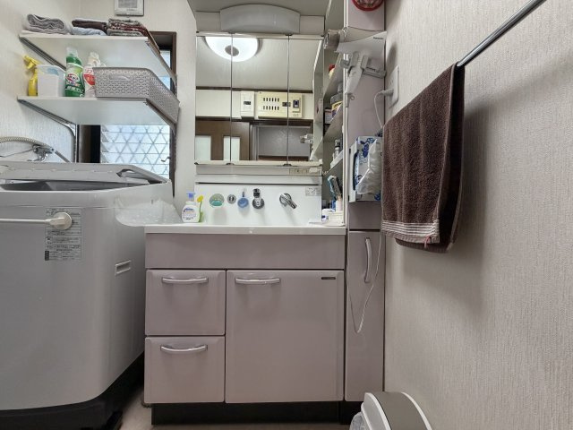 【ハイスペック洗面台】　洗面台上部から、涼風・暖房が出てくるハイスペックの仕様となっております。夏場の暑い時期にこのような機能があるのは嬉しいですね！