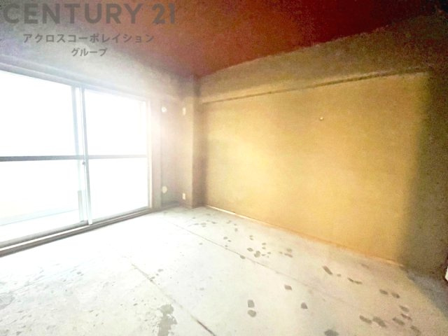 また、南向きバルコニーなので日当たりが良く、洗濯物もよく乾きます。さらに二重サッシになっているため、断熱性や防音性にも配慮されています。