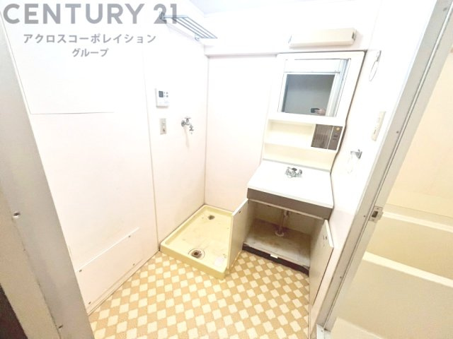 化粧品や洗顔料、歯ブラシなどの必需品をまとめて置ける収納スペースがあり、使用するたびに取り出す手間が省けます。また、水回りのため、濡れても大丈夫な素材が使用されており、お手入れが簡単です。