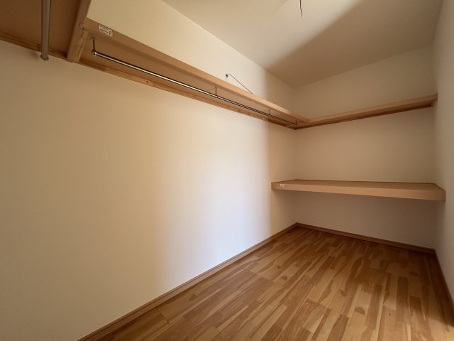 主寝室のWICは4帖と大容量！布団も置けます。