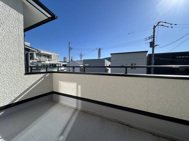 主寝室のバルコニーは広々☆南向きで日当たり良好です！