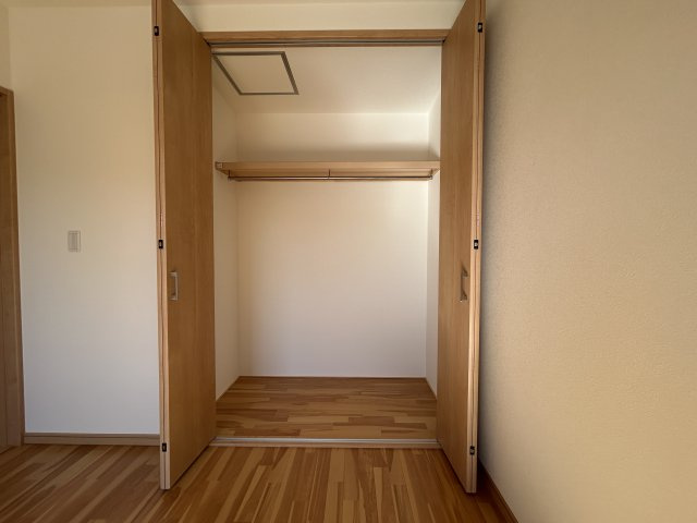 全室収納付き！ハンガーレールが備え付けられています☆