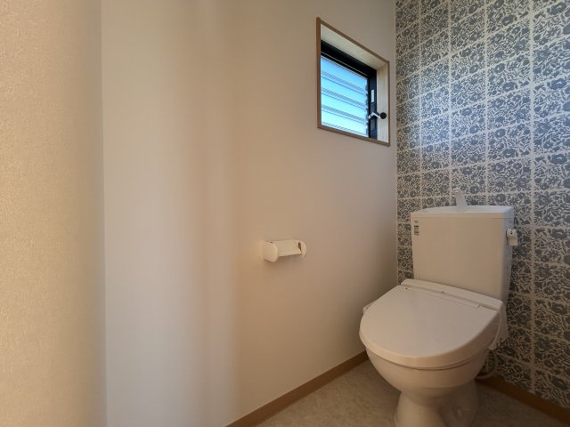 2階にもトイレがあります♪1階とお揃いのアクセントクロスで統一感を演出☆