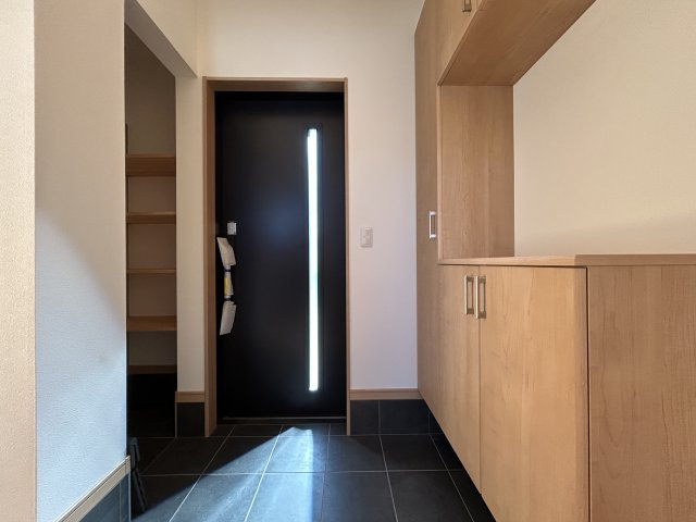 下駄箱＋シューズクロークでご家族が多いかたも安心の収納力！小物も置けるカウンター式の下駄箱も便利ですね☆